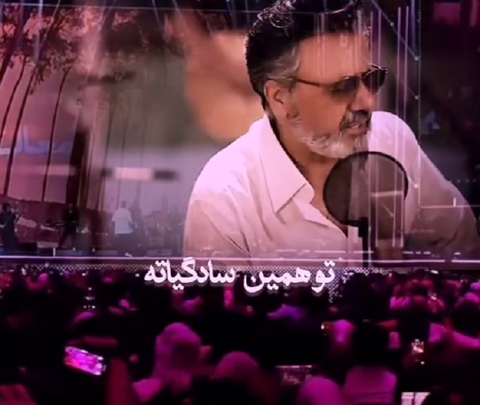 دانلود آهنگ تو همین سادگیاته که قشنگت میکنه رنگ دریاییه چشماته که غرقم میکنه 